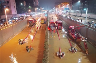 河南暴雨 鄭州京廣隧道排水清淤